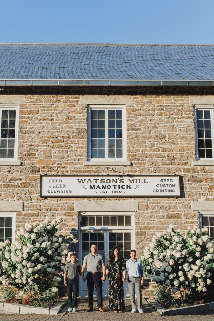 Summer family photography session at Watson’s Mill in Manotick, Ontario by Brooklyn Conroy Photography.
